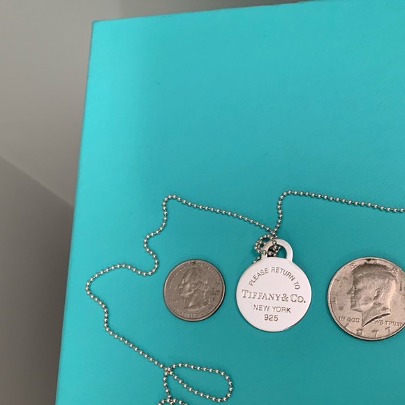 ♦️SOLD♦️ Return To Tiffany & Co. Round Pendant - Picture 2 of 7
